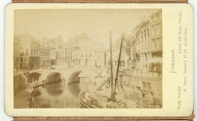 222450 Gezicht op de Oudegracht te Utrecht, met in het midden de Bakkerbrug.